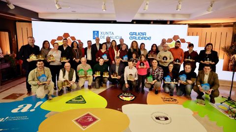 La conselleira do Medio Rural con los ganadores de los mejores quesos de Galicia