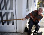 Manuel Cacheiro, ense�ando por d�nde entraron los asaltantes. 