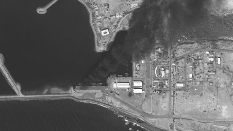 Una imagen satelital muestra una fragata en llamas en la base naval de Konarak en Ir�n.