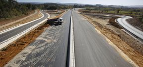 El enlace, muy avanzado. En A Cepeira (S�samo-Carballo), las obras de conexi�n con la AG-55 van muy avanzadas. Comenzaron a finales del enero y su finalizaci�n ir� paralela a la de la obra en su conjunto. Entre este mes y el pr�ximo estar� realizada. 