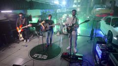 El grupo D�n, tocando en el taller Neum�ticos San Crist�bal en Ourense