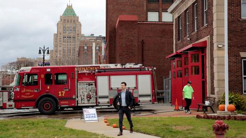 Un hombre sale de un parque de bomberos, empleado como colegio electoral