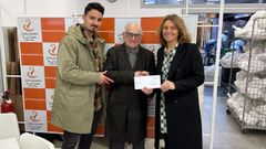 Jacinto Torres, presidente de la Cocina Econ�mica, recibi� una donaci�n de la empresa Orona de manos de Mar�a �ngeles R�os y Luis Miguel Marrozos.