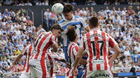 Mulattieri remata durante el partido contra el Sporting en Riazor