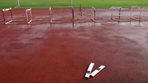 ABANDONO, DESPERFECTOS EN LA PISTA DE ATLETISMO DEL CAMPO MUNICIPAL DE A ALTA. POR LO QUE PERDIO LA HOMOLOGACION