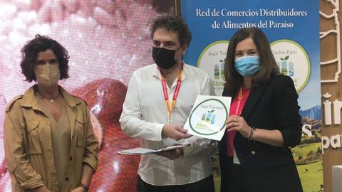 La presidenta de la Uni�n de Comerciantes de Asturias, Sara Men�ndez; el propietario del comercio Planeta Asturias, Ricardo Guti�rrez, y la directora general de Desarrollo Rural y Agroalimentaci�n, Bego�a L�pez, en la entrega del distintivo