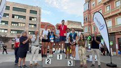 Los protagonistas de la Carreira Popular Santa Ux&iacute;a de Ribeira suben al podio