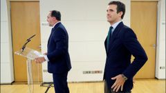 El presidente de UPN, Javier Esparza, socio en la coalici�n Navarra Suma, y el l�der del PP, Pablo Casado, firmaron una declaracion que pide que Bildu no est� en las instituciones