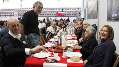 O Barco se rindi al botelo.Ms de mil personas asistieron a la comida en el pabelln