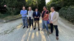 El delegado del Gobierno en Galicia, Pedro Blanco, este mircoles con miembros del equipo de gobierno de Caldas