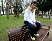 Pepe V�zquez, sentado en un banco del Jard�n Umbr�o de Vilanova, localidad donde reside.