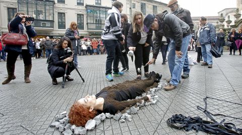 Nin unha mais. Performance de Ana Gesto en la Praza da Peregrina contra la violencia de g�nero