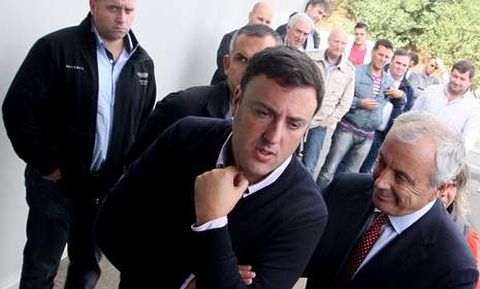 Pachi V�zquez, a la derecha, con el alcalde de As Pontes, Valent�n Gonz�lez Formoso.