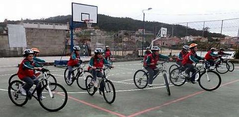 Los escolares del colegio Sagrada Familia de Ald�n se preparan para participar en la Vuelta J�nior.