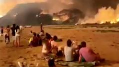 Personas refugiadas de los incendios en las playas 