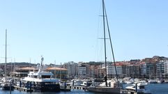 El Sorceress atracado en el pantal�n de Sanxenxo