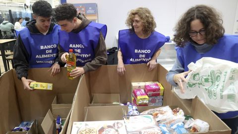 Participantes en la Gran Recogida en As Cancelas, en Santiago.