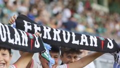 J�venes aficionados animando al Racing en A Malata.