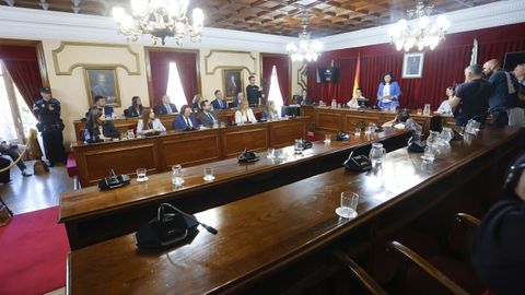 La bancada del PSOE y del BNG en el sal�n de plenos vac�a cuando Candia le�a su discurso de toma de posesi�n