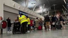 Pasajeros afectados, ante el mostrador de Ryanair en el aeropuerto de Santiago