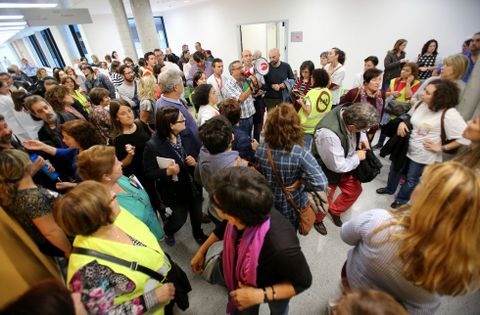 <span lang= es-es >Nueva manifestaci�n dentro del hospital</span>. Antes de ofrecer una rueda de prensa, la junta de personal organiz� una manifestaci�n a las puertas del hospital que luego continu� en el interior del centro sanitario, en una zona con pacientes. Despu�s, los sindicatos acudieron al �rea de direcci�n a gritos de ��Incompetencia!� y volvieron a reclamar la dimisi�n del gerente. 
