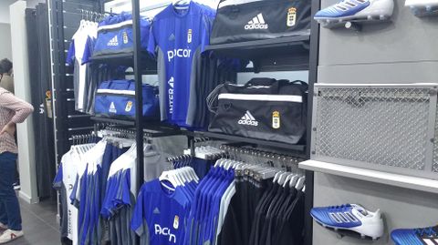 Christian Fernndez acudi a la inauguracin de la nueva Tienda Oficial del Real Oviedo