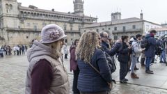Minuto de silencio en el Obradoiro de la corporaci�n municipal de Santiago, a la que se unieron varios vecinos, 