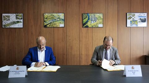 El presidente de la Confederaci�n Hidrogr�fica del Mi�o-Sil, Jos� Antonio Quiroga, y el rector de la USC, Antonio L�pez, en la firma del convenio sobre el regad�o Val de Lemos