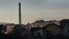 Vista de San Cibrao con la chimenea de Alcoa al fondo
