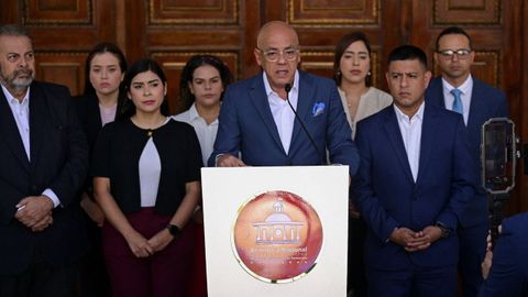 El presidente de la Asamblea de Venezuela, Jorge Rodr&iacute;guez, da una rueda de prensa para anunciar la liberaci&oacute;n de presos