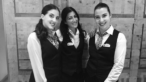 Mar�a Tri�anes, a la derecha, con dos compa�eras, cuando trabajaba en el hotel db Seabank Resort & Spa de Malta
