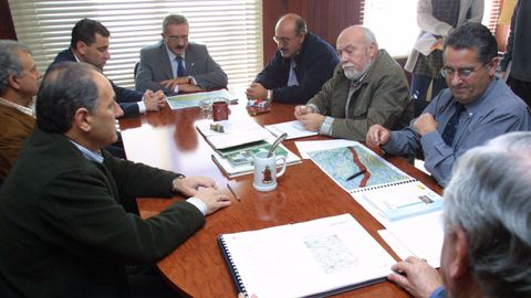 Foto de alcaldes reunidos en el 2002 para debatir el trazado de la autova Lugo-Ourense, an sin construir