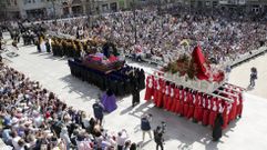 UN MAR DE VISITANTES. Una multitud inunda cada Semana Santa la ciudad del mar. Miles de personas asisten a una celebraci�n que trasciende lo religioso y que dinamiza la econom�a local. En la imagen, procesi�n del Santo Encuentro del Viernes Santo en la plaza de Armas.