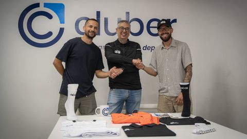 Jos&eacute; Luis S&aacute;ez, presidente del Reyco Burela (centro), firm&oacute; los acuerdos con Diego L&oacute;pez (izquierda), Ceo de Cluber, y Breog&aacute;n Blanco, cofundador de Influence Quality