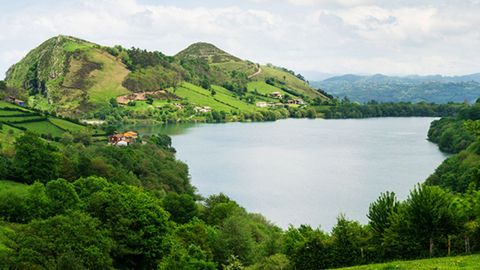 Embalse de Alfilorios, en los concejos de Ribera de Arriba y Morcn