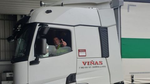Alfonso López, en su camión, tras una semana en la recorrió más de 2.400 kilómetros