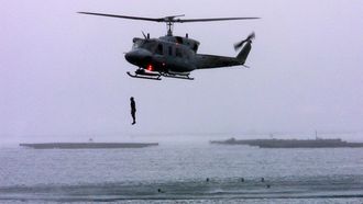 Los buceadores de combate, en uno de los ejercicios que se llevaron a cabo en la r�a de Vigo a finales de marzo del 2001.
