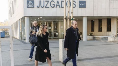 Cristina lvarez, saliendo este viernes de los juzgados de Plaza de Castilla, con su letrado.