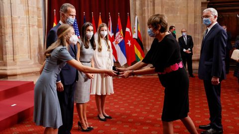 Leonor saluda a la biloga Katalin Karik, en la audiencia previa a la ceremonia de entrega de los Premios Princesa 2021