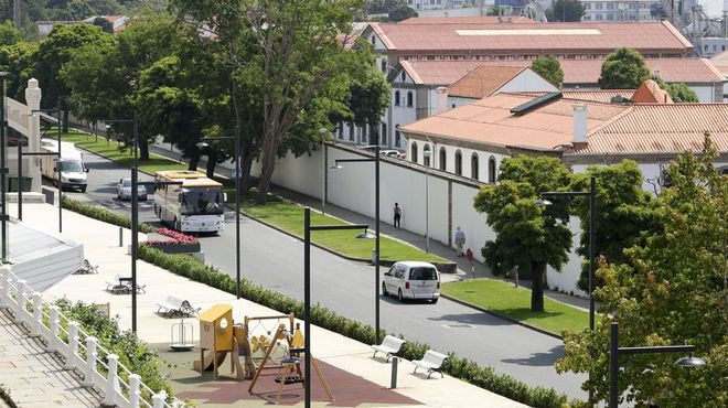 Vista de la muralla del Arsenal Militar de Ferrol, que ser derribada parcialmente y se sustituir por una verja.