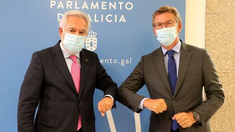 El presidente del Parlamento, Miguel Santalices, con Alberto Nez Feijoo