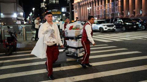 Varios trabajadores, que se cree que participan en el&nbsp;ensayo de la boda entre Taylor Swift y Travis Kelce en el Madison Square Garden .