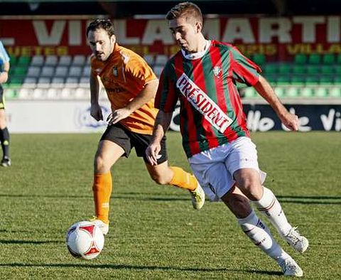 Justino, autor del tanto del Racing, trata de construir una acci�n ofensiva.