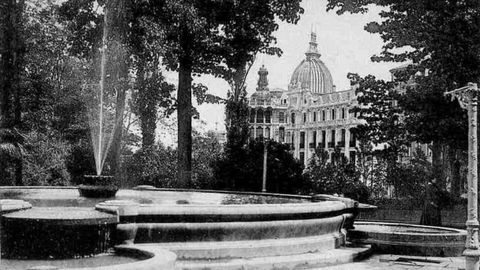 Una fuente del Campo San Francisco, con la Junta General del Principado al fondo