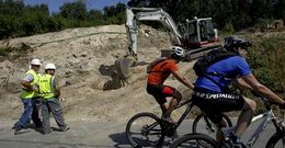 Los vecinos explican que la nueva torre de alta tensi�n quedar� a 30 metros de sus casas.