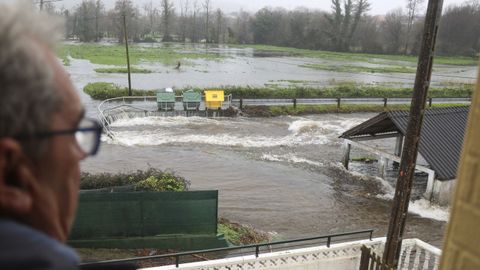 Un vecino de Neda observa el lavadero y los prados anegados en As Augas