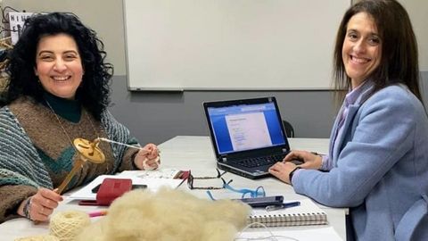 Beatriz Carb�n (derecha) y Lola Logaro, en el taller de esta �ltima en Ourense, con lana de oveja gallega e hilo