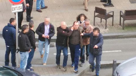 Momento en que el atracador es detenido tras retener a los rehenes de una sucursal de la Caixa en Gij�n