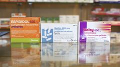 Imagen de archivo de tres cajas de ibuprofenos de marca Espididol, Ibuf�n y Dalsy