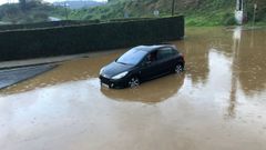 Coche atrapado por la tormenta en Cambre, cerca del colegio Portofaro